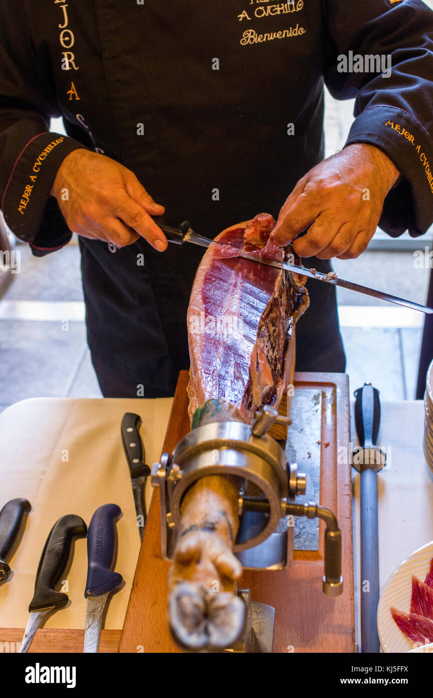 Carving Iberian ham at Restaurant El Monte, Salamanca, Spain Stock Photo