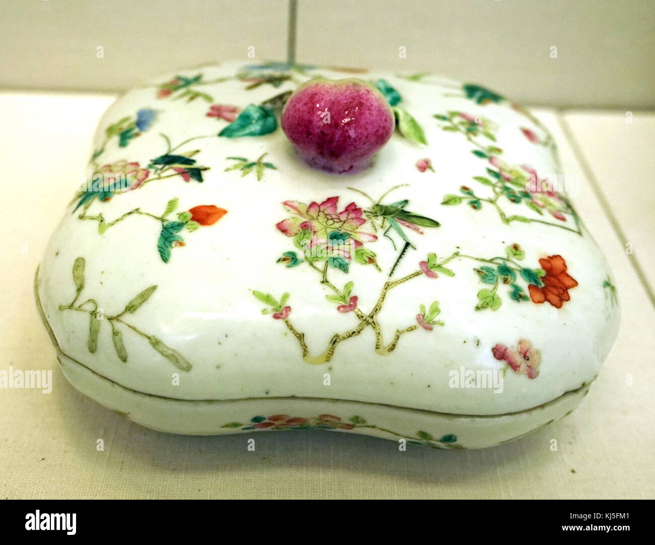 Covered box decorated with flowers and insects from the Qing Dynasty. Dated 19th Century Stock Photo