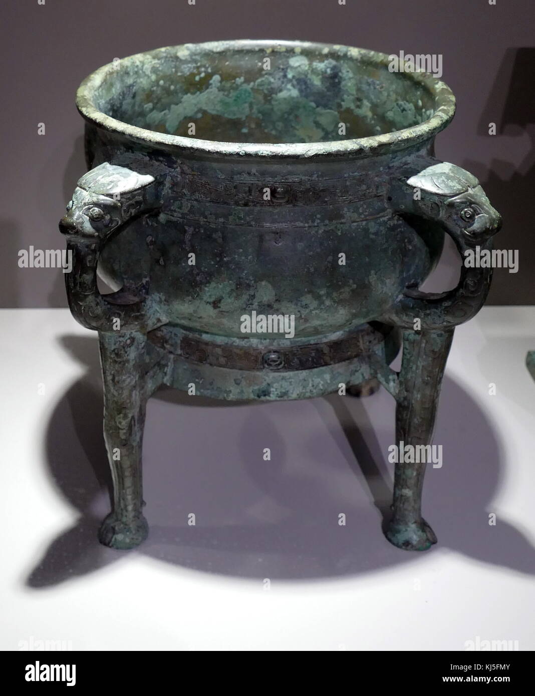 Bronze ritual water vessel from the Shang Dynasty. Dated 11th Century BC Stock Photo