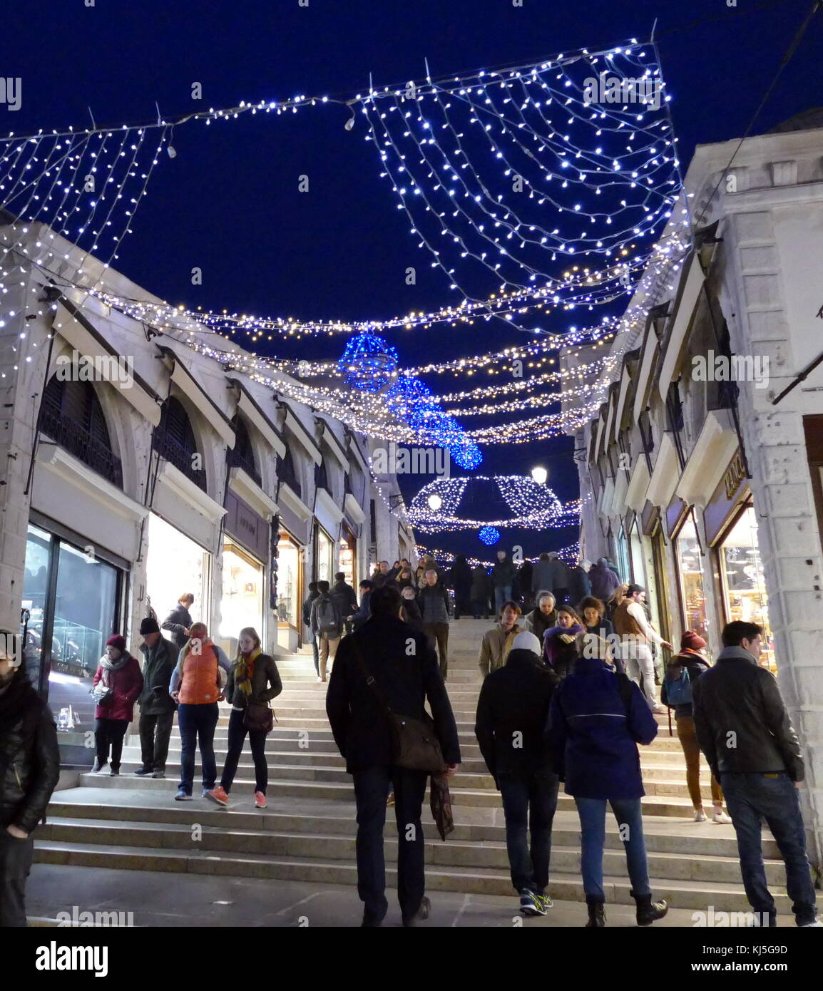 shops at nightime, on either side of the Rialto Bridge (Ponte di Rialto), one of the four bridges spanning the Grand Canal in Venice, Italy. Built 1588 Stock Photo