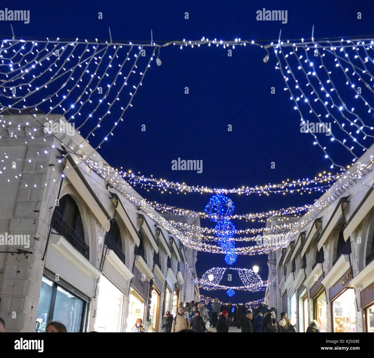 shops at nightime, on either side of the Rialto Bridge (Ponte di Rialto), one of the four bridges spanning the Grand Canal in Venice, Italy. Built 1588 Stock Photo