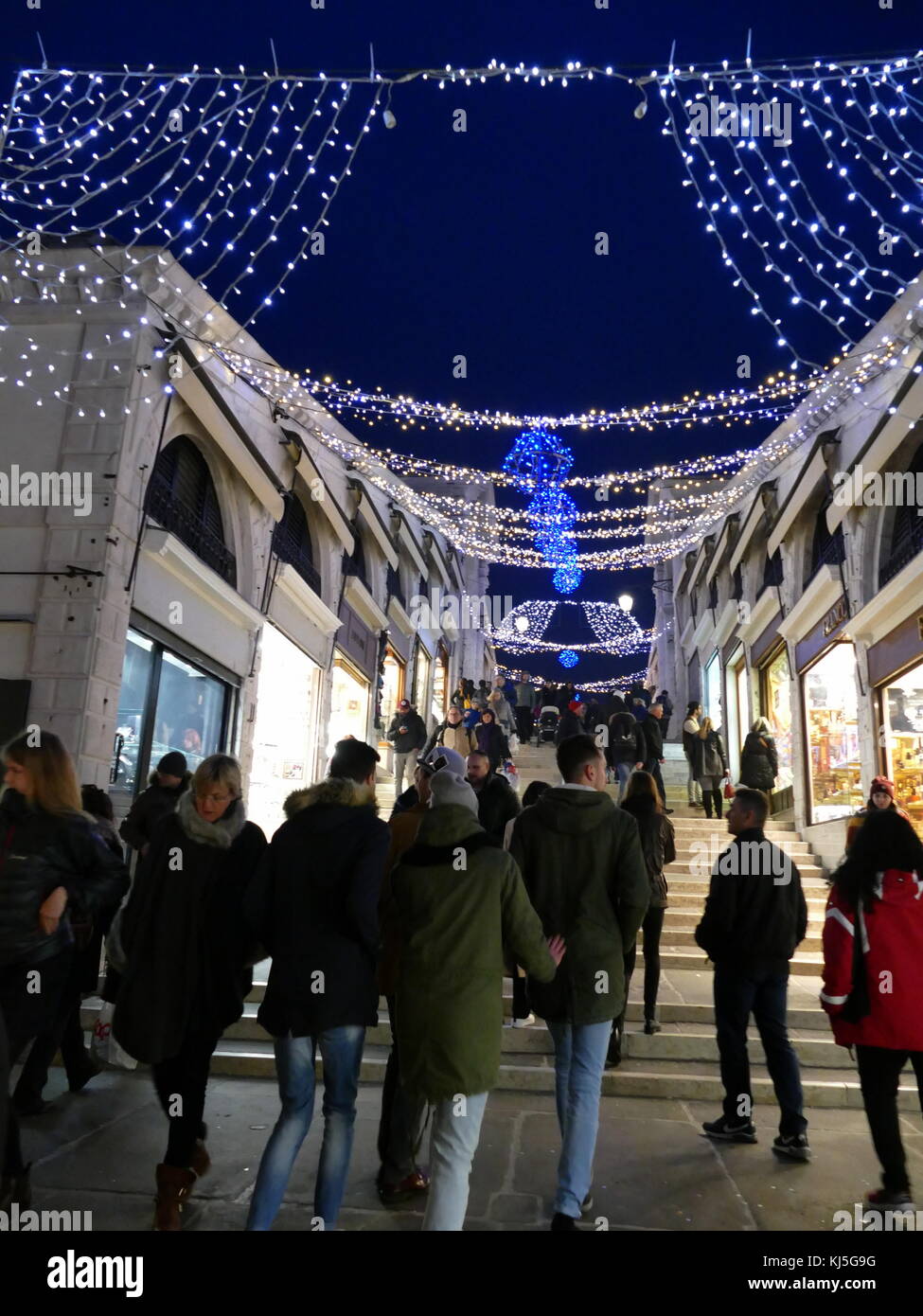 shops at nightime, on either side of the Rialto Bridge (Ponte di Rialto), one of the four bridges spanning the Grand Canal in Venice, Italy. Built 1588 Stock Photo