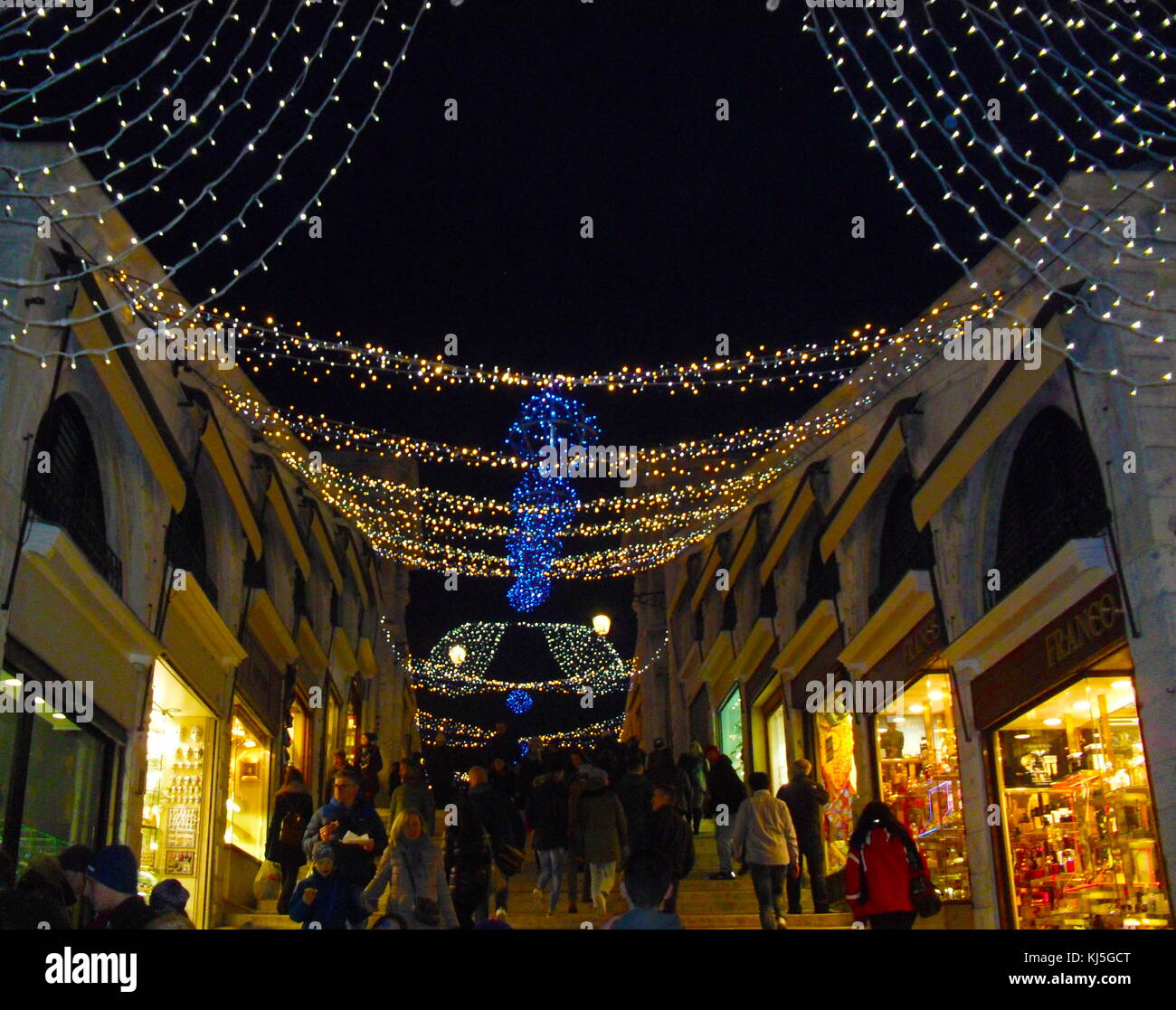 shops at nightime, on either side of the Rialto Bridge (Ponte di Rialto), one of the four bridges spanning the Grand Canal in Venice, Italy. Built 1588 Stock Photo