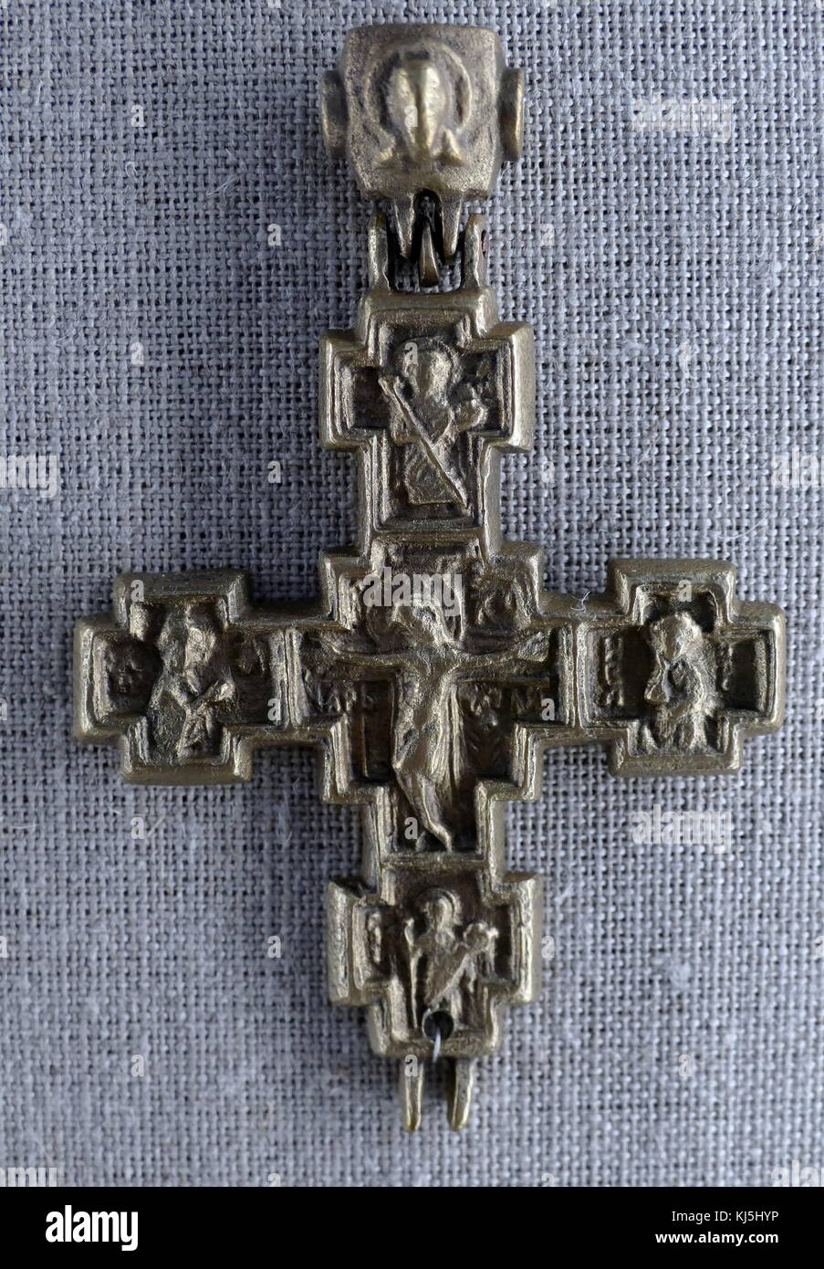 Enkolpian Russian Orthodox, Veliky Novgorod, cross. Cast bronze, 14th-16th century Stock Photo
