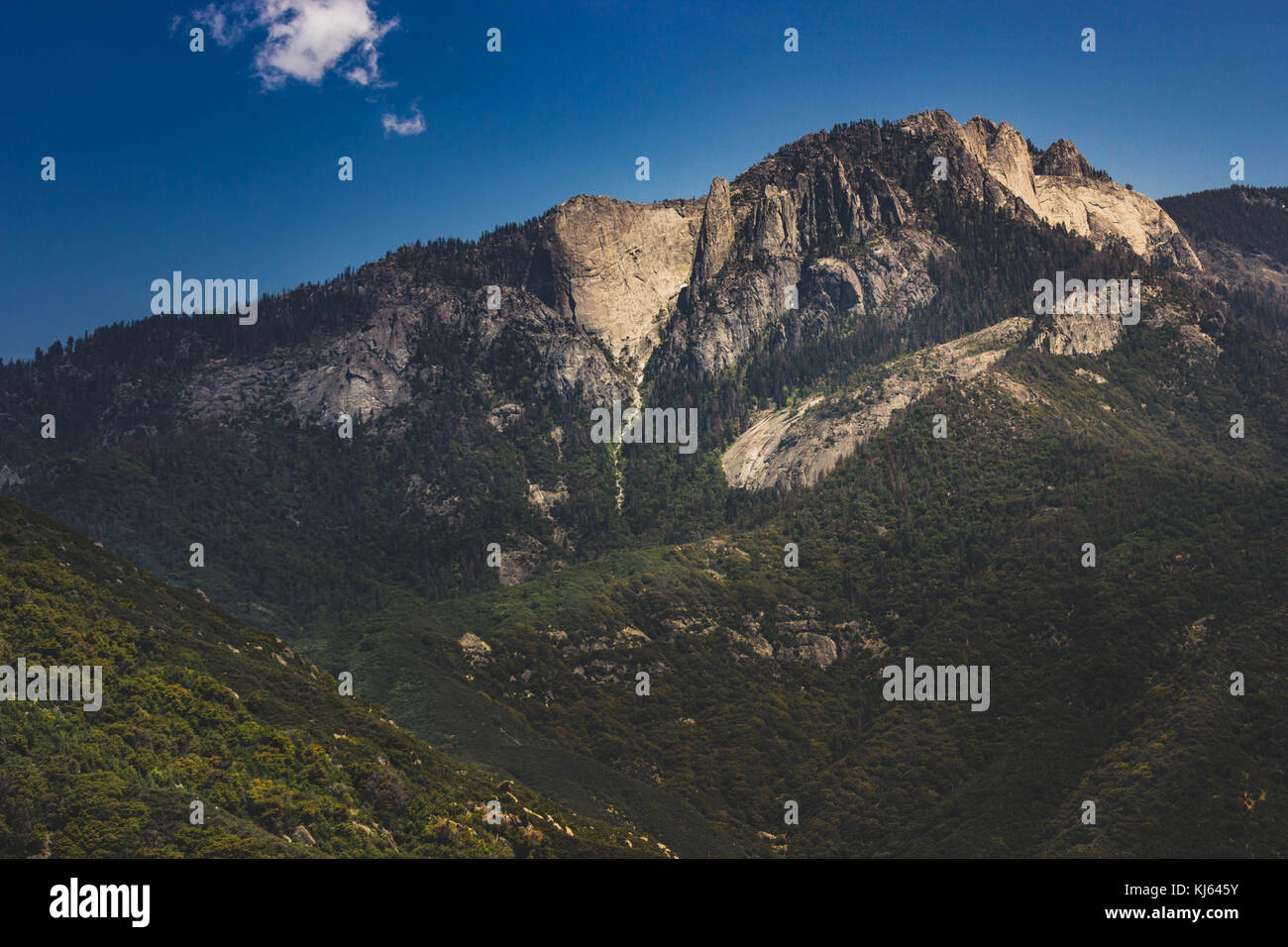 Castle Rocks mountain peak in the Sierra Nevada Mountain Range, Sequoia ...