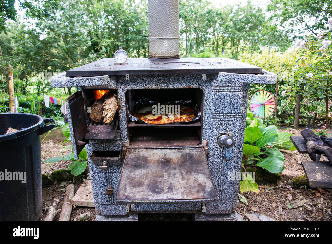 Outdoor stove cooking pizza hi-res stock photography and images - Alamy