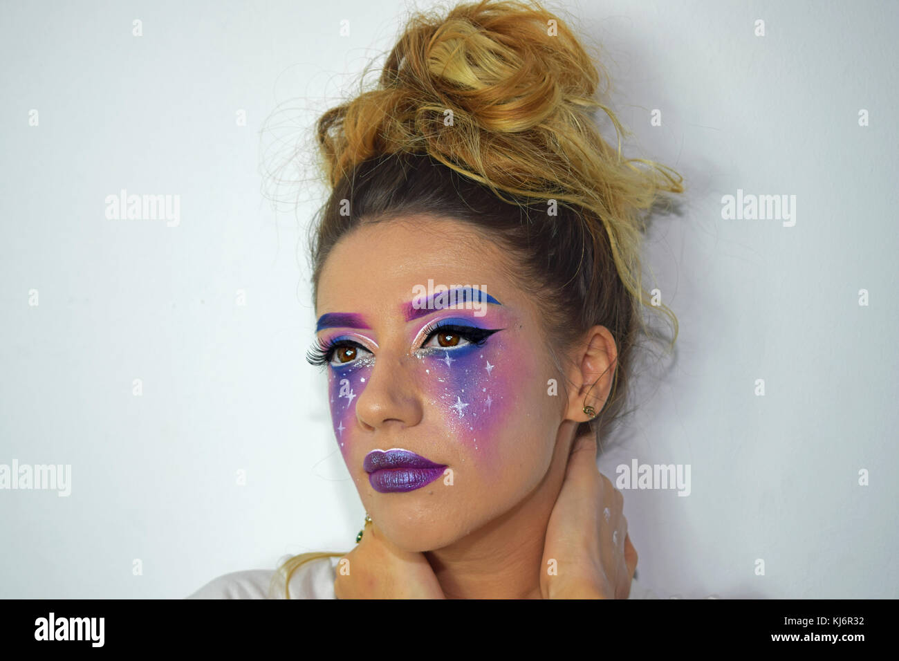 Stardust makeup hi-res stock photography and images - Alamy, image size:1300x956