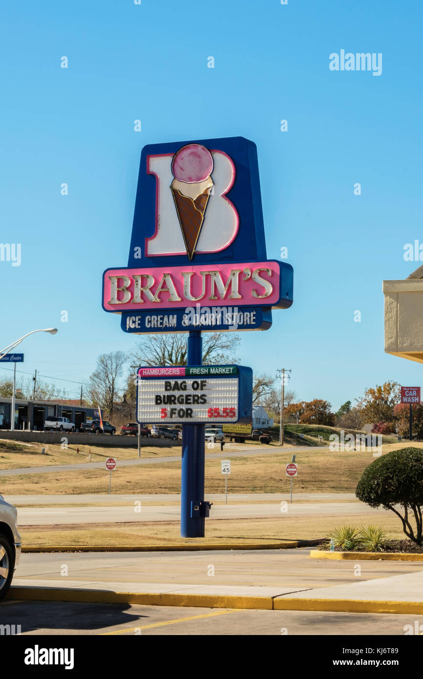 The pole sign of Braum's ice cream and dairy store in Guthrie, Oklahoma, USA. Stock Photo