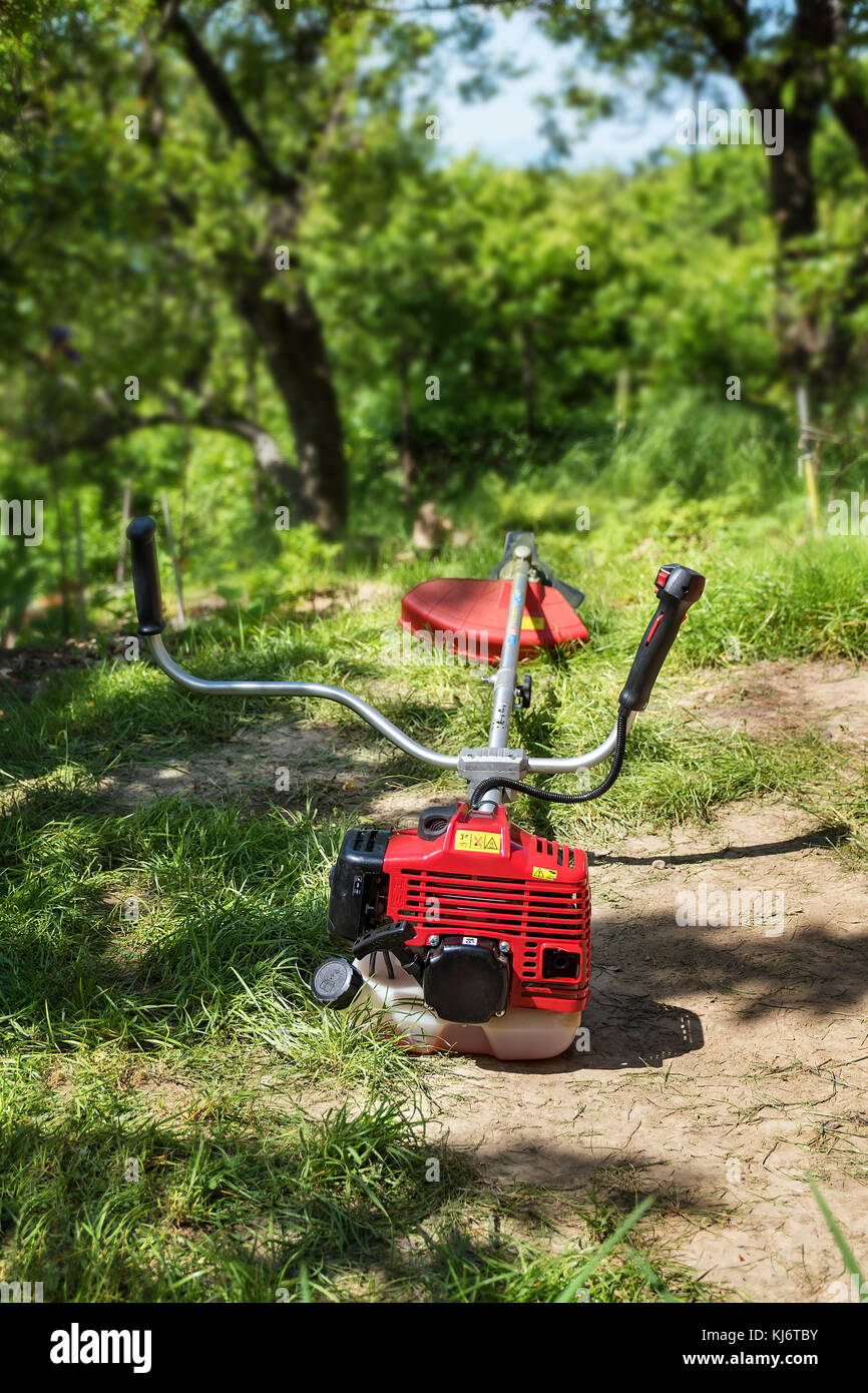 Petrol brush cutter hi res stock photography and images Page 3 Alamy