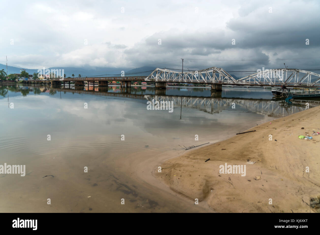 die Alte Brücke old French bridge über den Fluss Teuk Chhou in Kampot, Kambodscha, Asien  |  old French bridge and Teuk Chhou river in  Kampot, Cambod Stock Photo