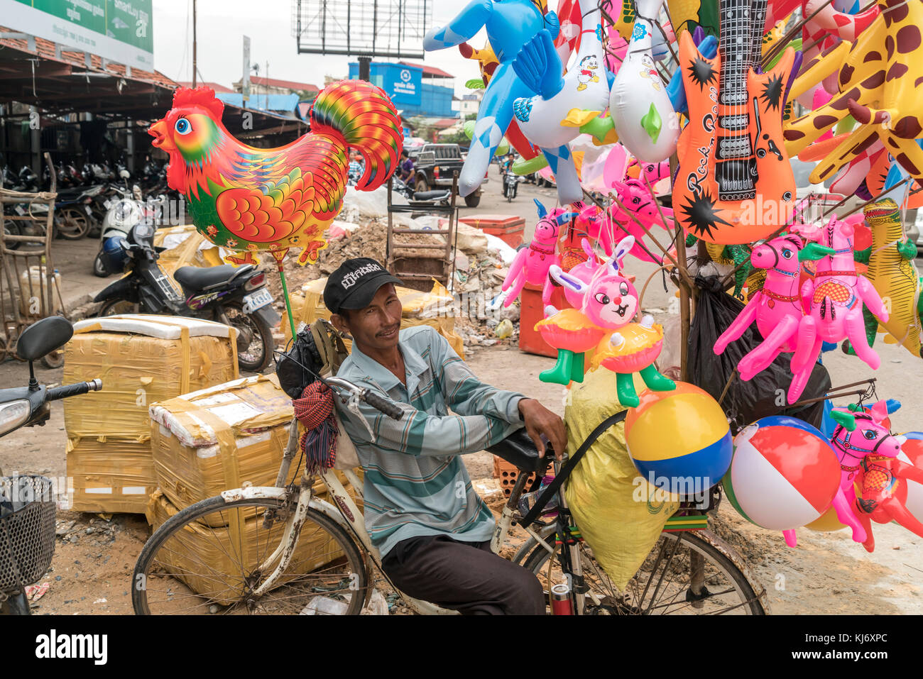 Luftballonverkäufer mit Fahrrad in Kampot, Kambodscha, Asien  | man selling ballons on his bike  in Kampot, Cambodia, Asia Stock Photo