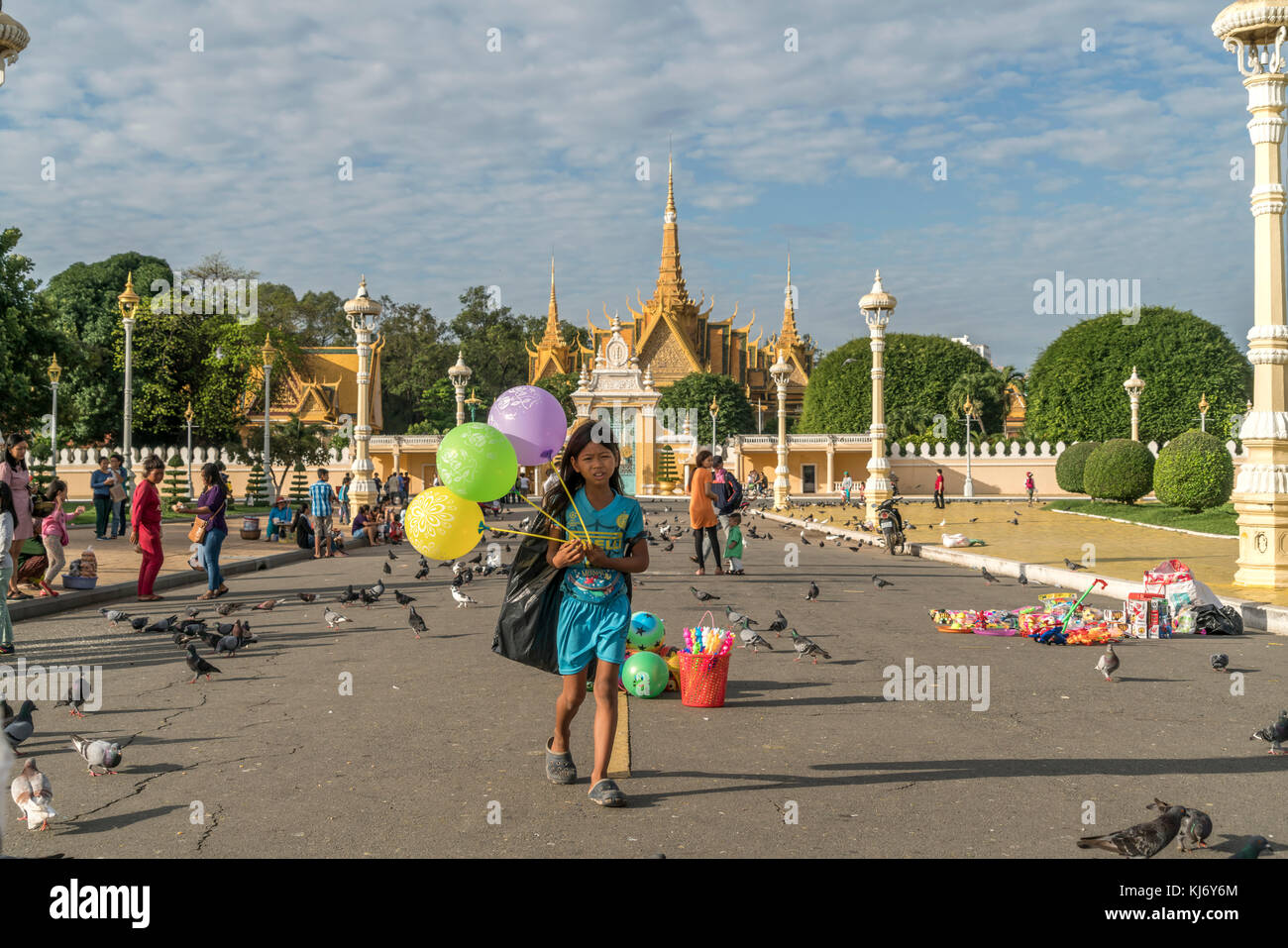 Kind mit Ballons im Park vor dem Königspalast , Phnom Penh, Kambodscha, Asien  |  Child selling ballons, Royal Palace and Park, Phnom Penh, Cambodia,  Stock Photo