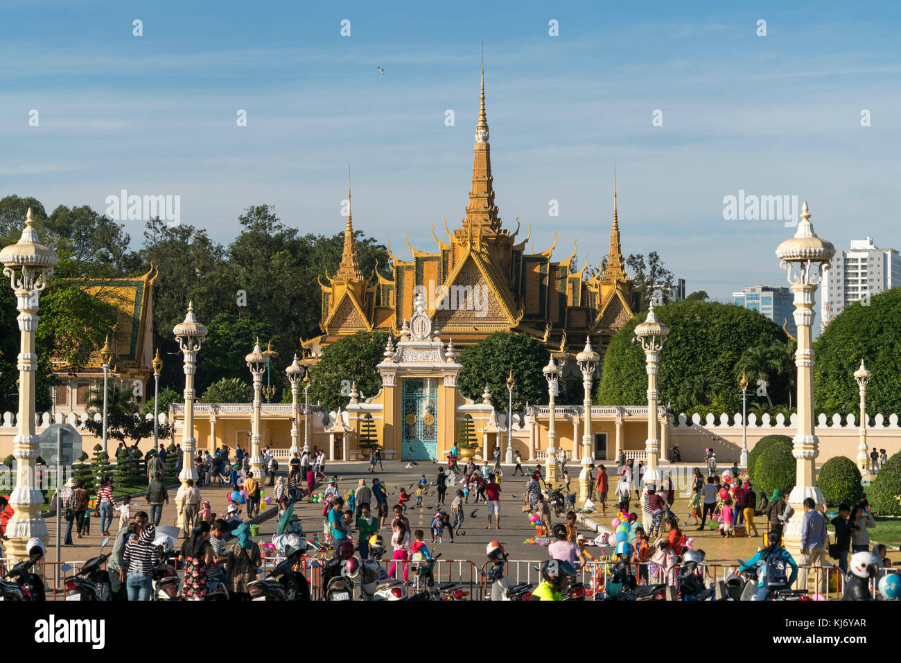 Park vor dem Königspalast , Phnom Penh, Kambodscha, Asien  |  Royal Palace and Park, Phnom Penh, Cambodia, Asia Stock Photo
