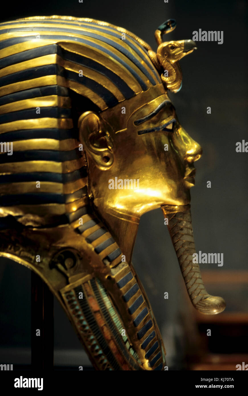 Golden death mask of tutankhamen hi-res stock photography and images - Alamy