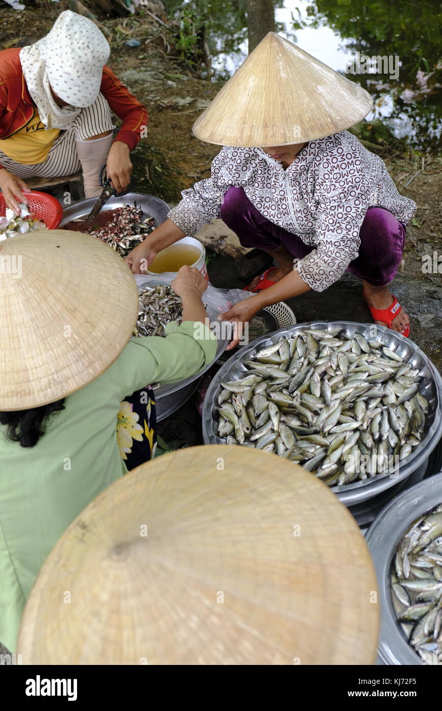 Asian market sellers vending fish Stock Photo Alamy