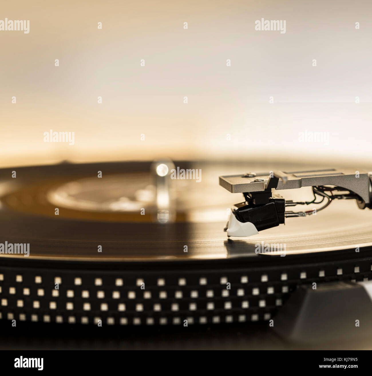 record player stylus on a rotating disc Stock Photo Alamy