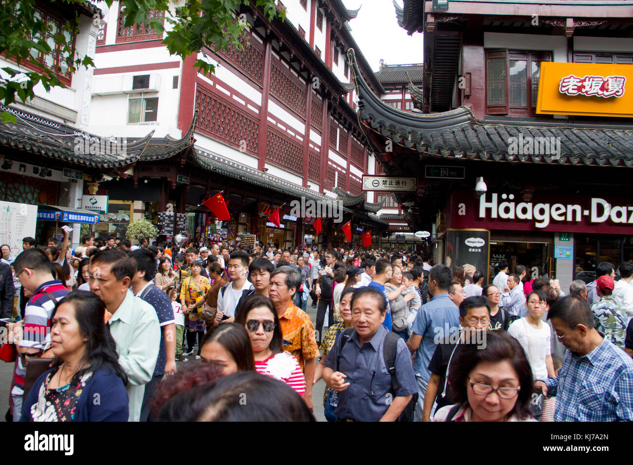 Shanghai crowds walk hi-res stock photography and images - Alamy