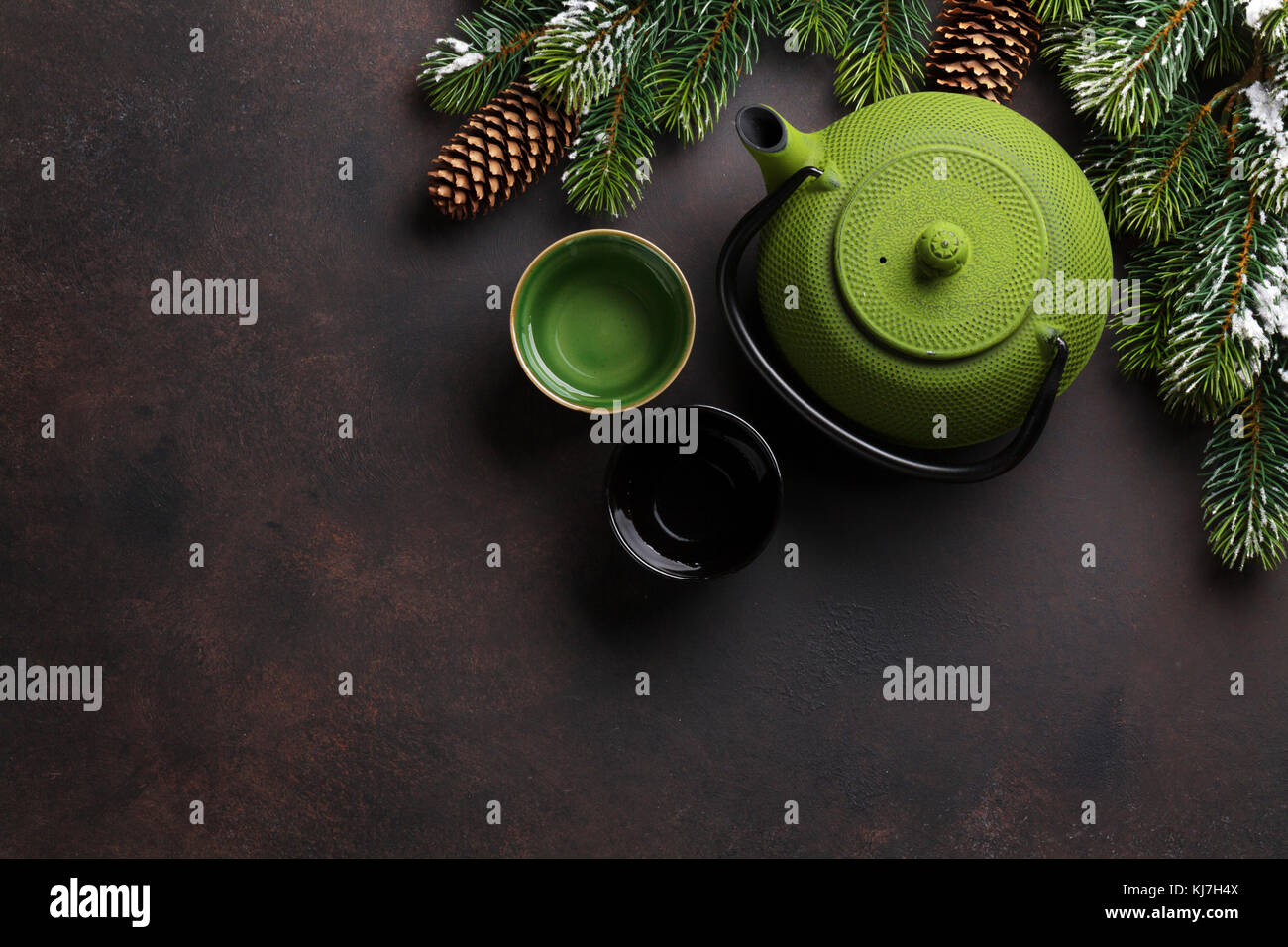 Christmas teapot and tea cups. Top view with copy space Stock Photo Alamy