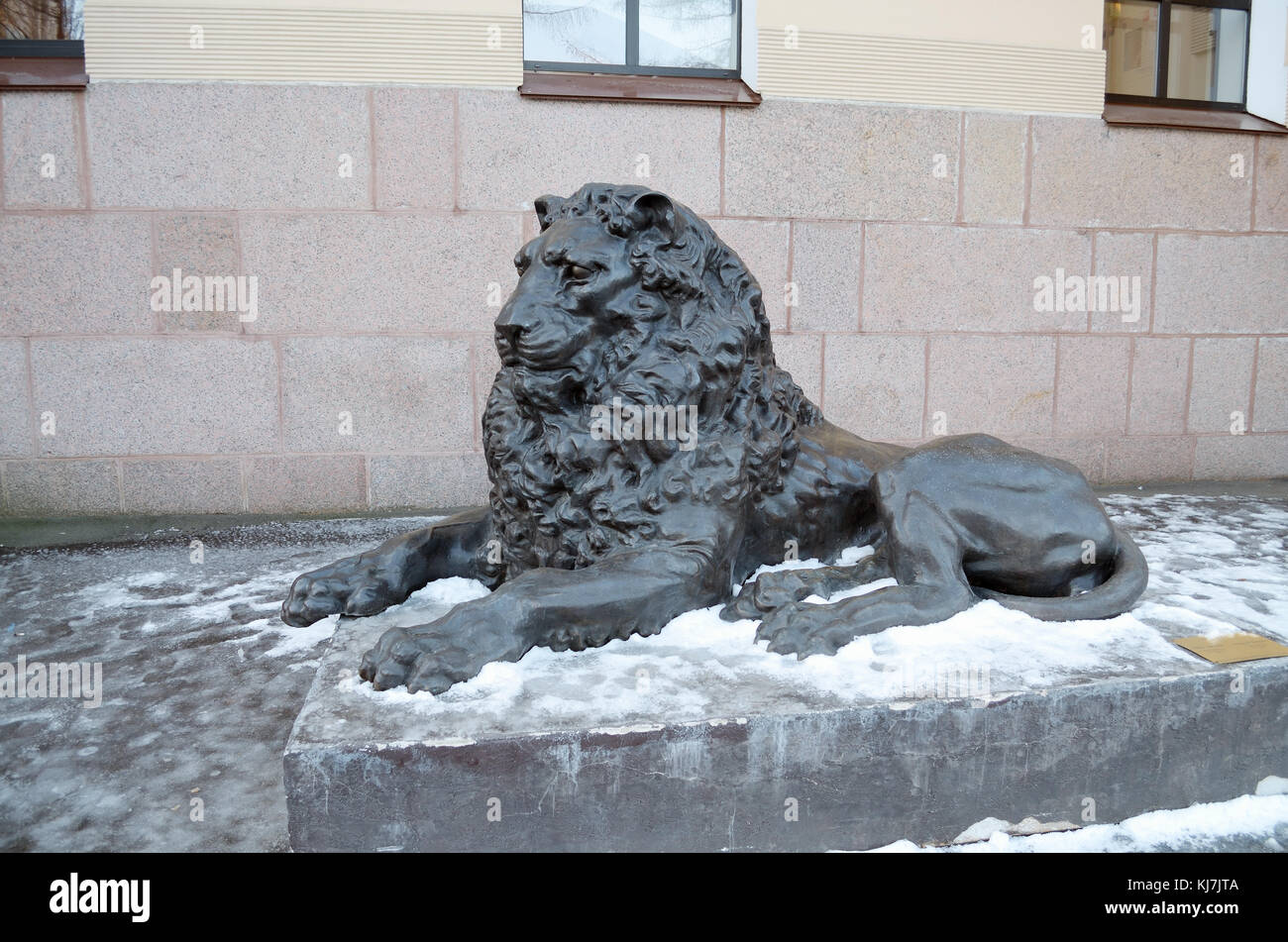 Reclining lion hi-res stock photography and images - Alamy
