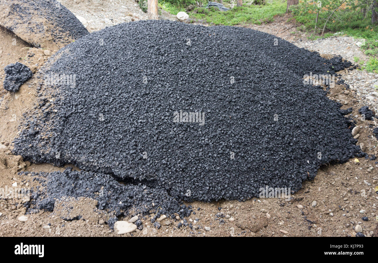 https://c8.alamy.com/comp/KJ7P93/mining-of-bitumen-in-the-quarry-northern-norway-used-for-the-production-KJ7P93.jpg