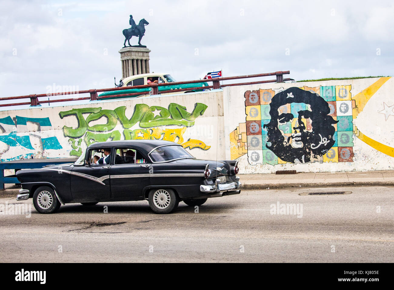 Street scene, vintage American cars and Che Guevara, Havana, Cuba Stock Photo