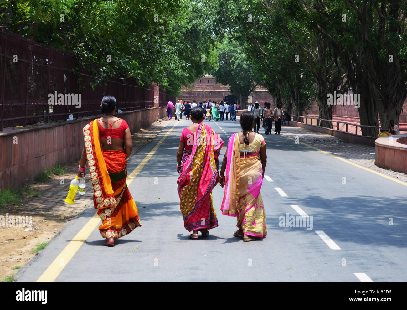 People walking india hi-res stock photography and images - Alamy