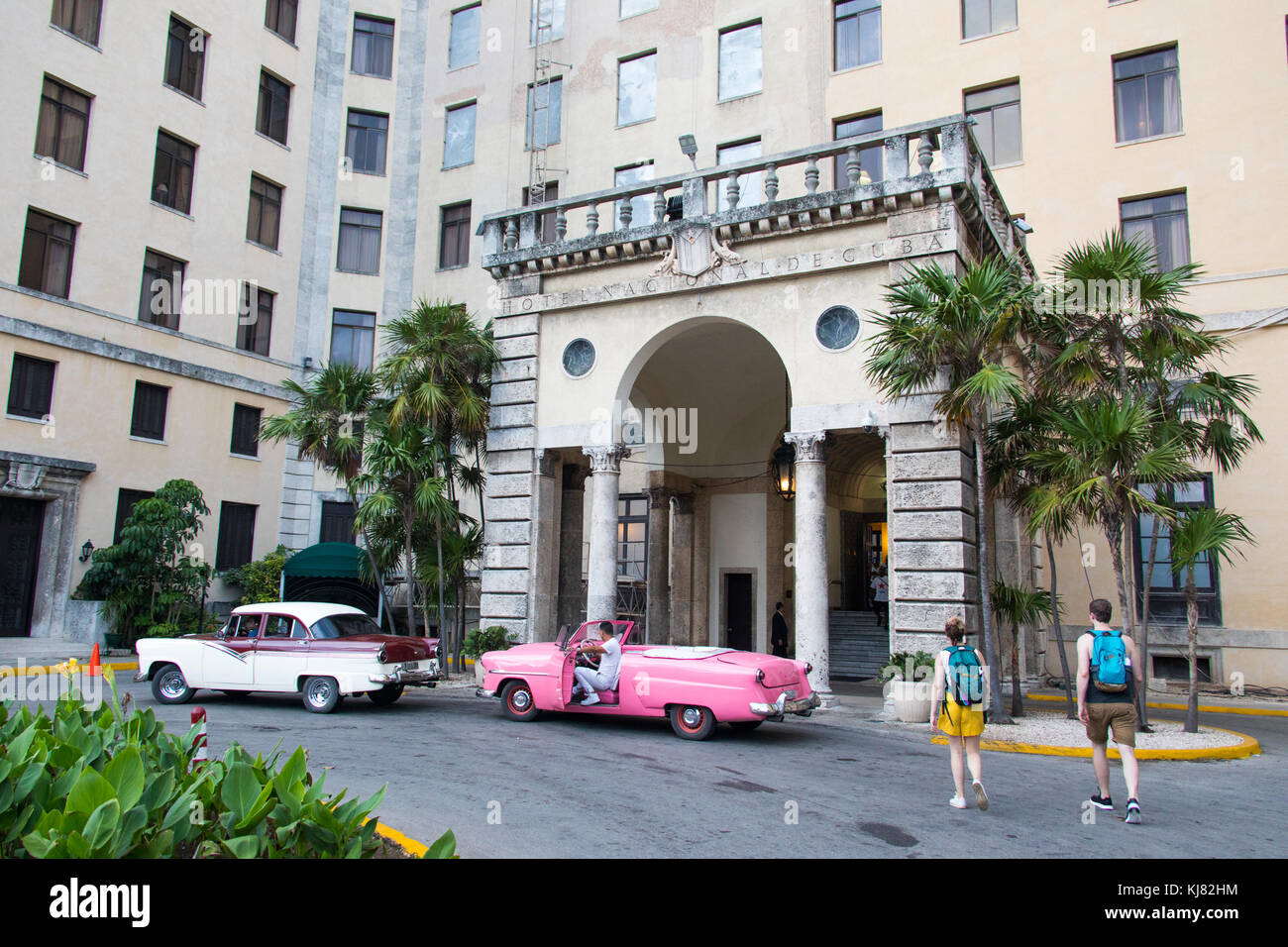 Vintage cars in front of the Hotel Nacional de Cuba, Havana, Cuba Stock Photo