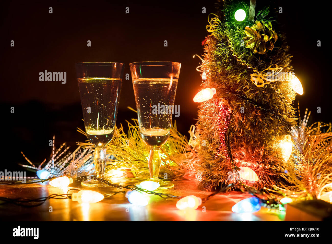 Two glasses champagne pattern hi-res stock photography and images - Alamy