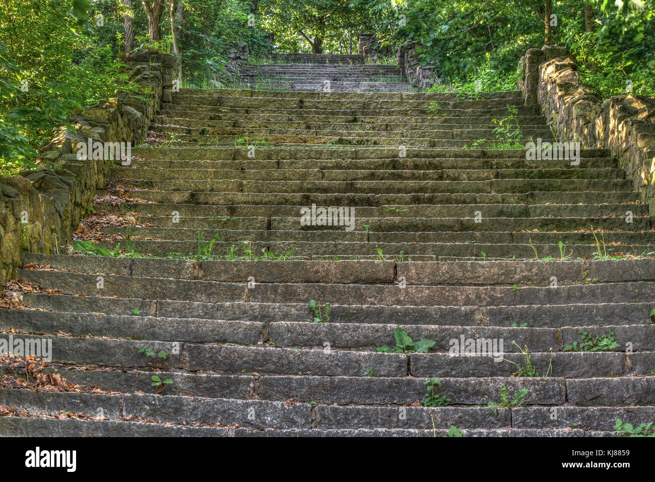 lange Treppe aus Naturstein Stock Photo