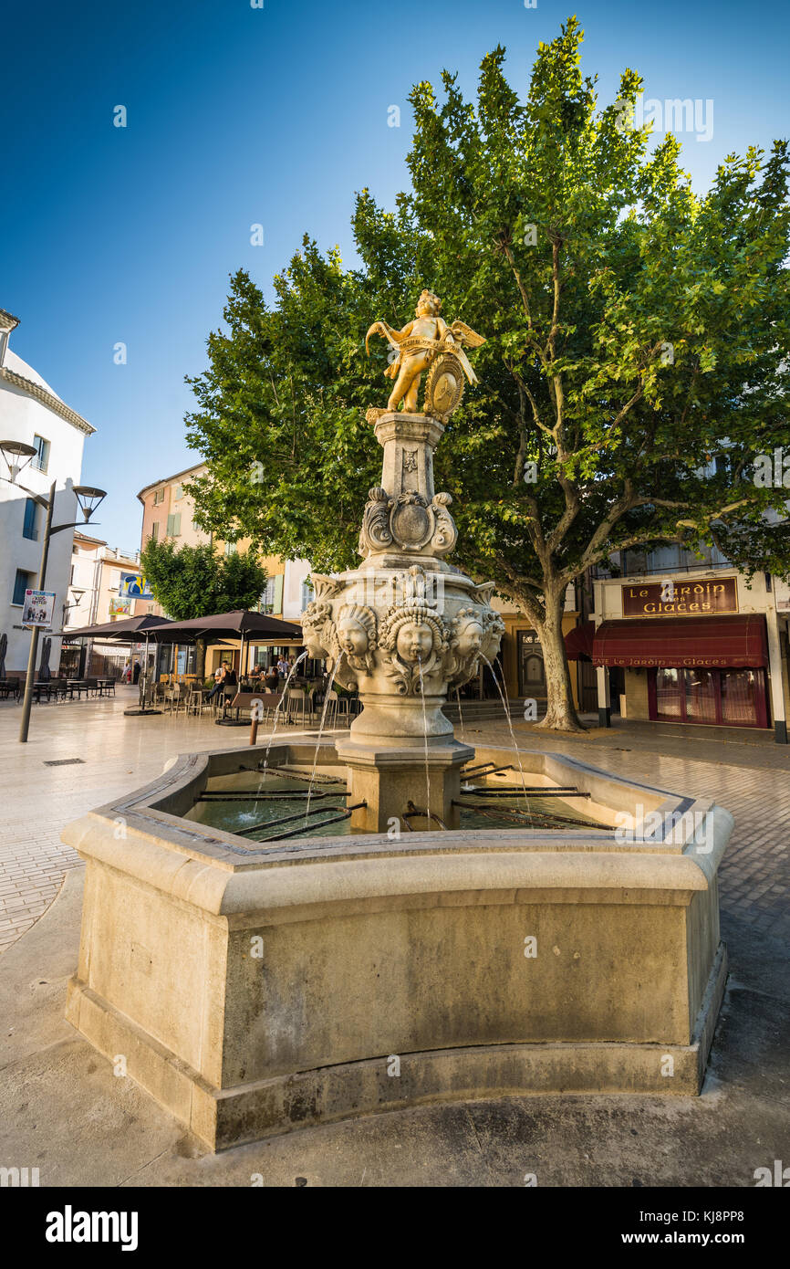 Aix en provence market provincial hi-res stock photography and images ...