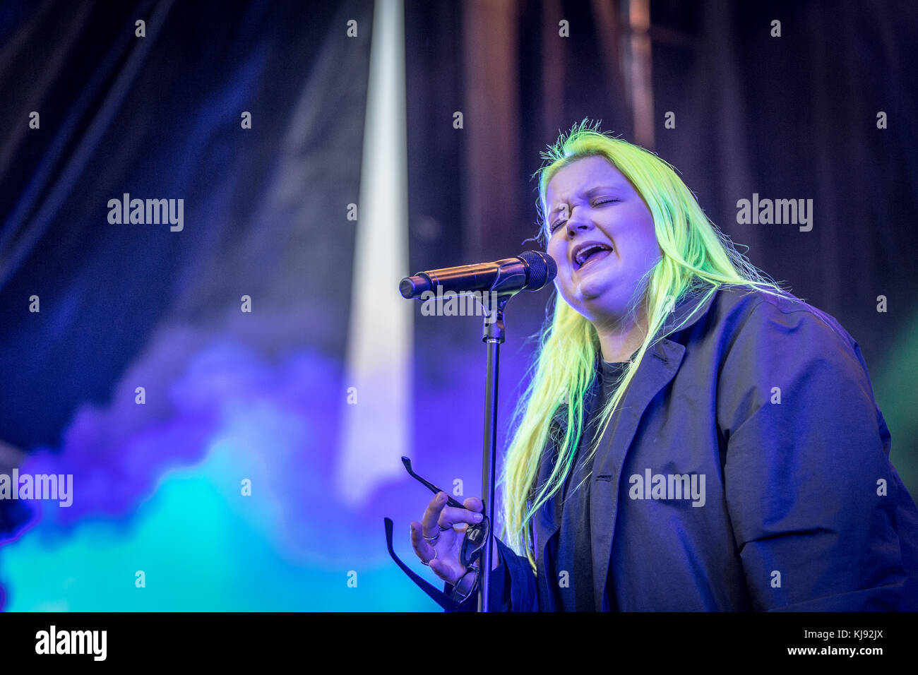 Denmark, Tisvildeleje – July 20, 2017. The Finnish singer, songwriter and  musician Alma performs a live concert during the Danish music festival Musik  i Lejet 2017. (Photo credit: Gonzales Photo - Thomas Rasmussen Stock Photo  - Alamy
