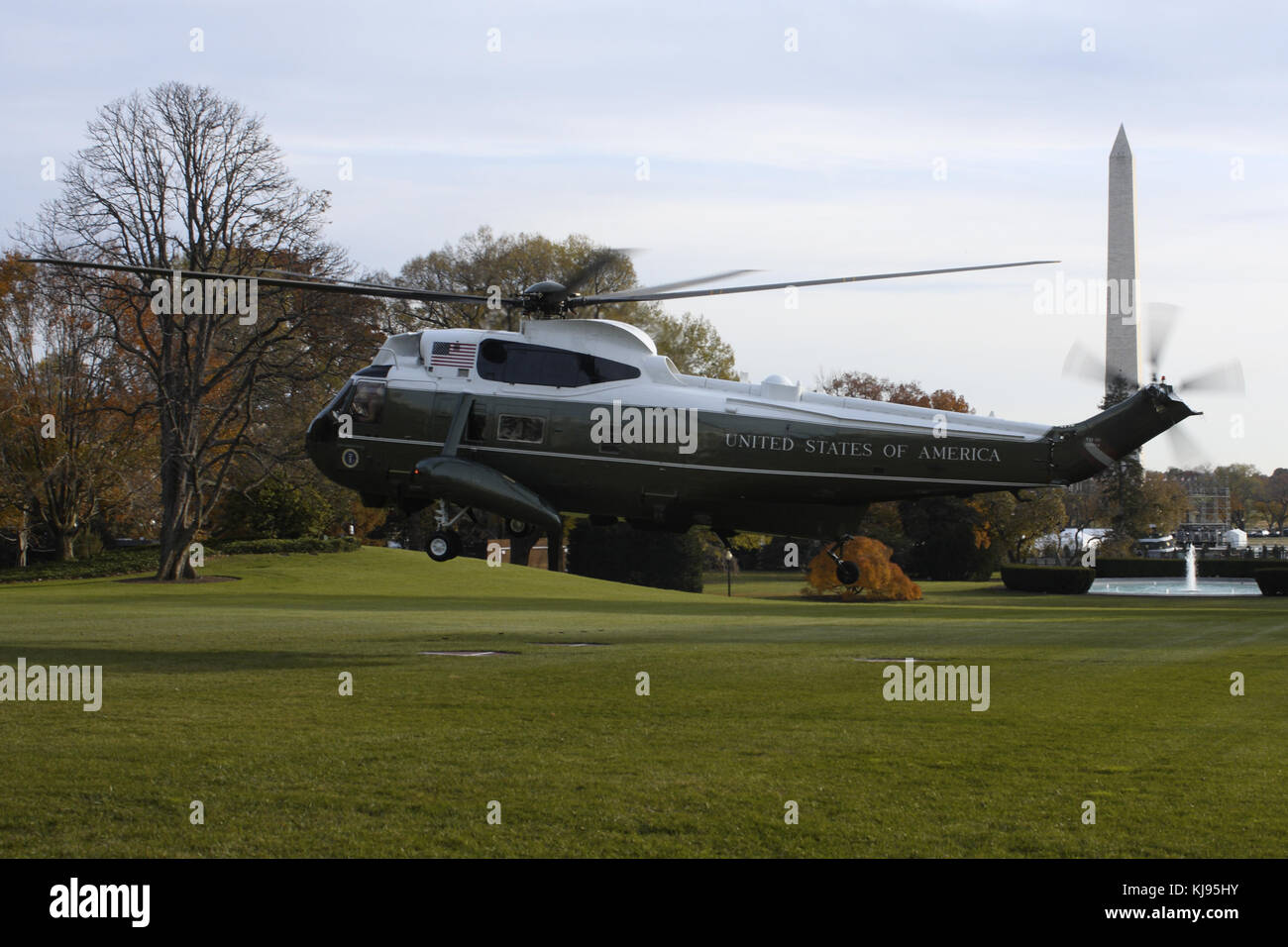 Washington, District of Columbia, USA. 21st Nov, 2017. A marine Sikorsky VH-3D Sea King helicopter, known as Marine One since President Trump is on board, seen taking off from the South Lawn of the White House as it begins the trip to take him to Joint Base Andrews. Seen in the background is the Washington Monument. Credit: Evan Golub/ZUMA Wire/Alamy Live News Stock Photo