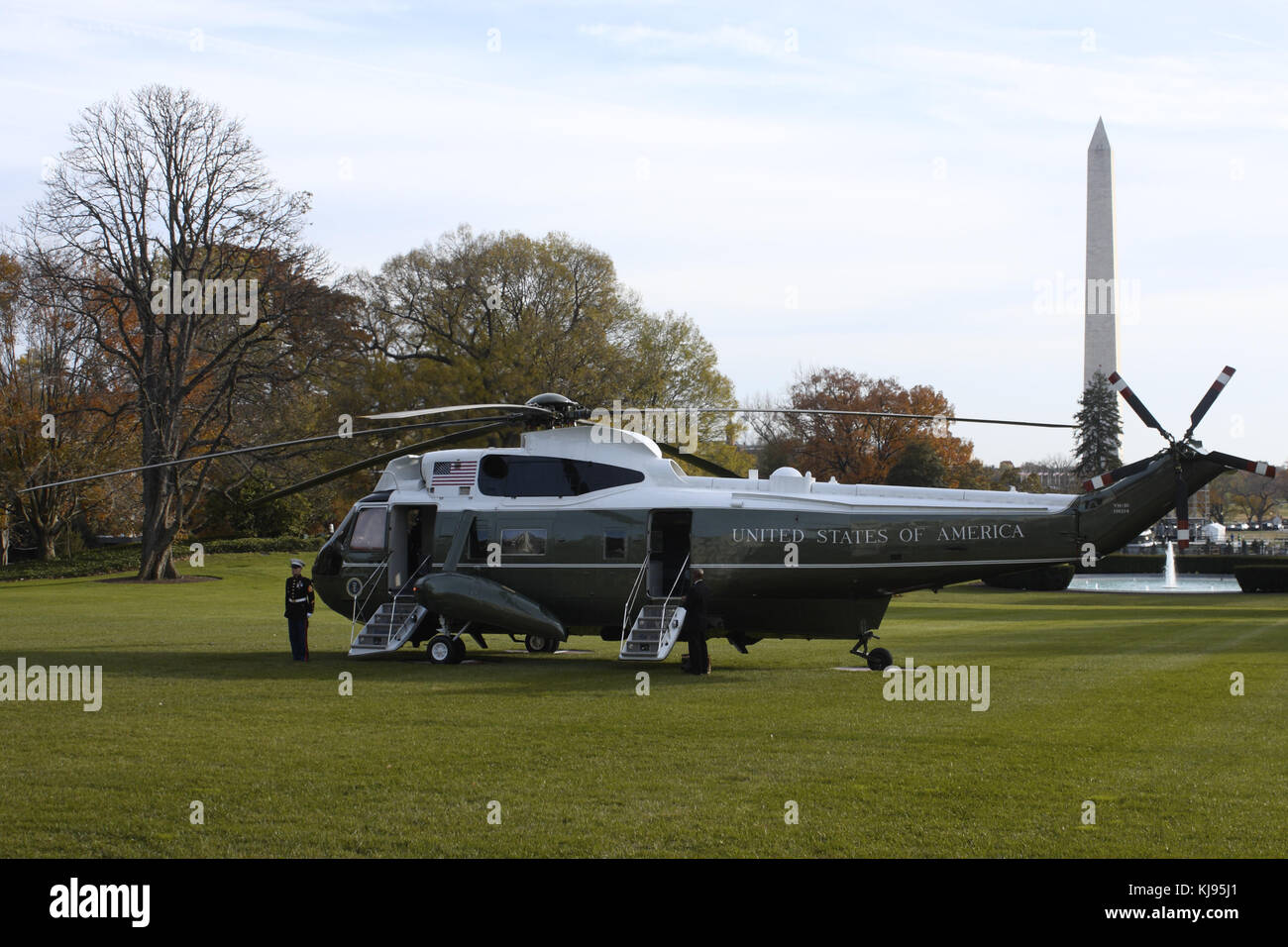 Washington, District of Columbia, USA. 21st Nov, 2017. A marine Sikorsky VH-3D Sea King helicopter waiting for President Trump on the South Lawn of the White House, to take him to Joint Base Andrews. Seen in the background is the Washington Monument. Credit: Evan Golub/ZUMA Wire/Alamy Live News Stock Photo