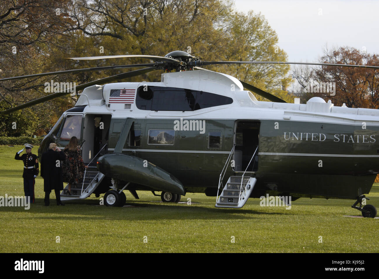 Washington, District of Columbia, USA. 21st Nov, 2017. President Donald Trump seen saluting a marine while walking past him to board a marine Sikorsky VH-3D Sea King helicopter waiting for him on the South Lawn of the White House, to take him to Joint Base Andrews. Seen in the background is the Washington Monument. Credit: Evan Golub/ZUMA Wire/Alamy Live News Stock Photo
