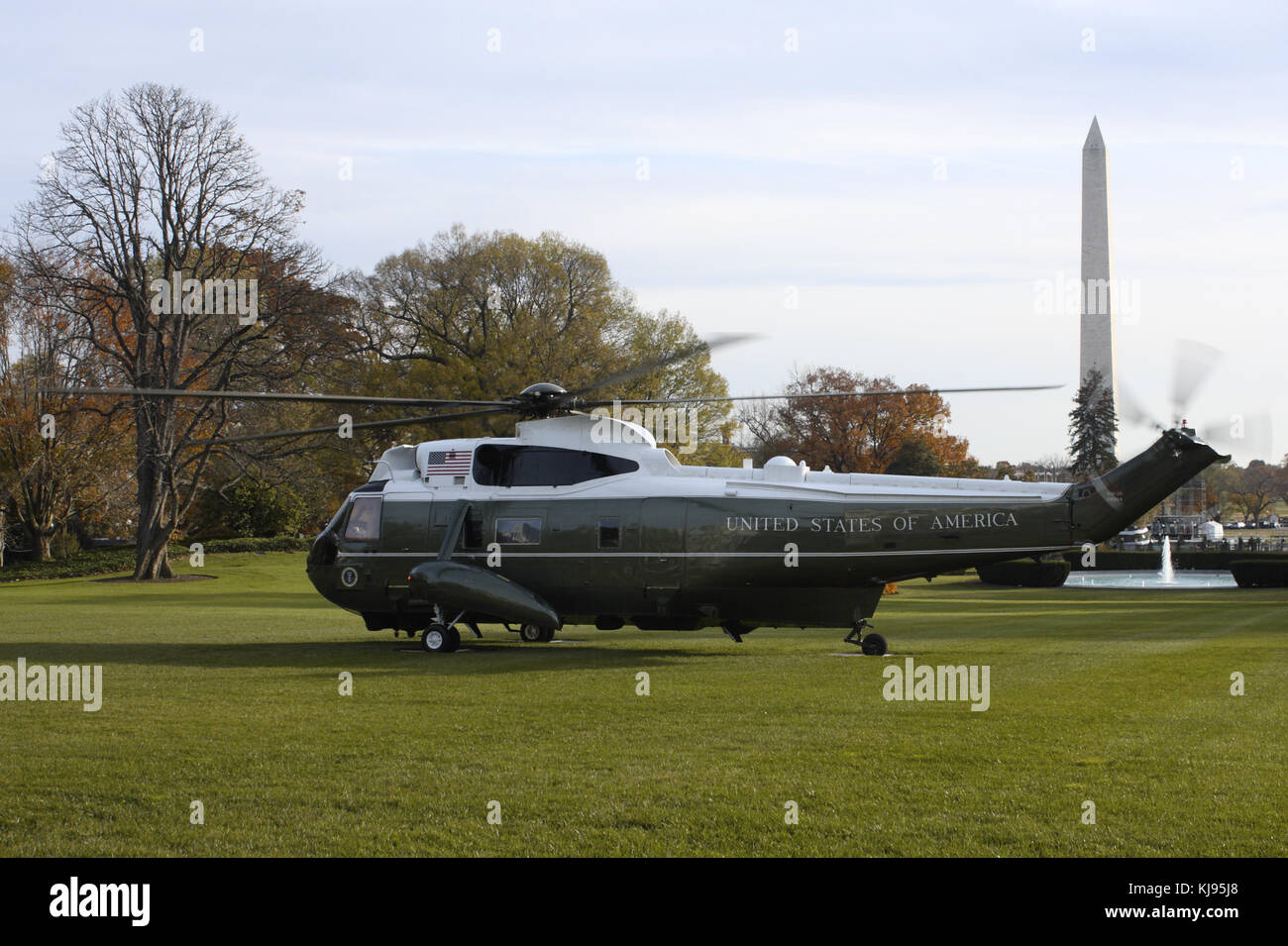 Washington, District of Columbia, USA. 21st Nov, 2017. A marine Sikorsky VH-3D Sea King helicopter, known as Marine One since President Trump is on board, seen on the South Lawn of the White House as it prepares to take him to Joint Base Andrews. Seen in the background is the Washington Monument. Credit: Evan Golub/ZUMA Wire/Alamy Live News Stock Photo