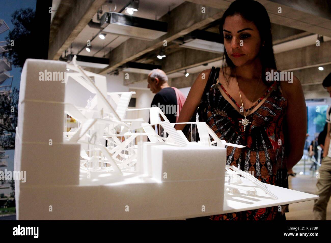 Sao Paulo, Brazil. 21st Nov, 2017. Visitors appreciate the minimalist masterpieces of the Sou Fujimoto Exhibition: Futures of the Future in Japan House gallery in Sao Paulo, Brazil on November 21, 2017. Fujimoto has spread projects and works by places like Japan, USA, China, UK, Greece, Spain and Chile and its exhibition was inaugurated today in Brazil. Credit: Dario Oliveira/ZUMA Wire/Alamy Live News Stock Photo