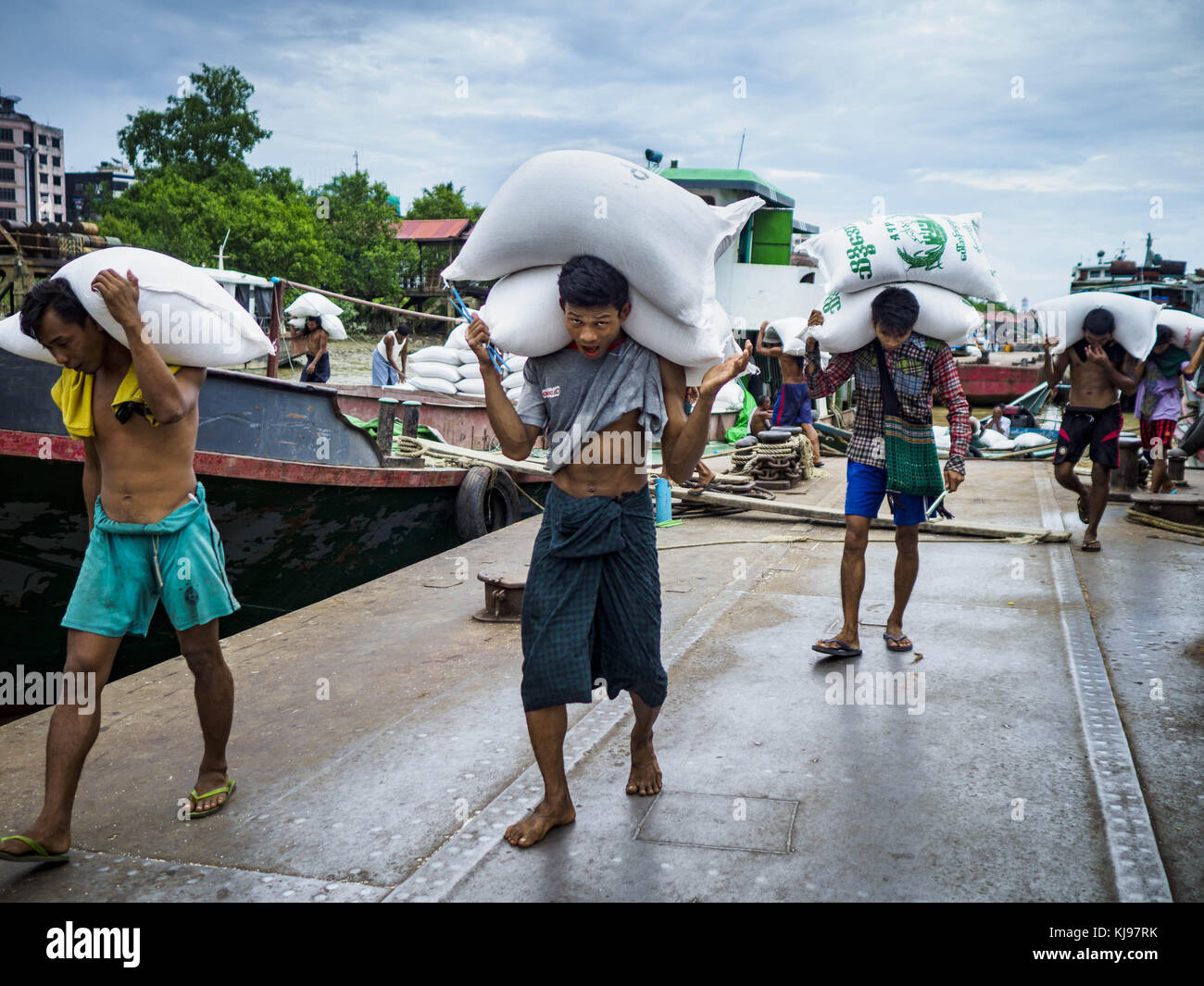 Yangon, Yangon Region, Myanmar. 22nd Nov, 2017. Stevedores unload a ...