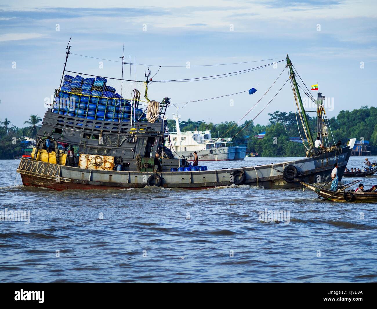 Yangon, Yangon Region, Myanmar. 23rd Nov, 2017. A fishing trawler