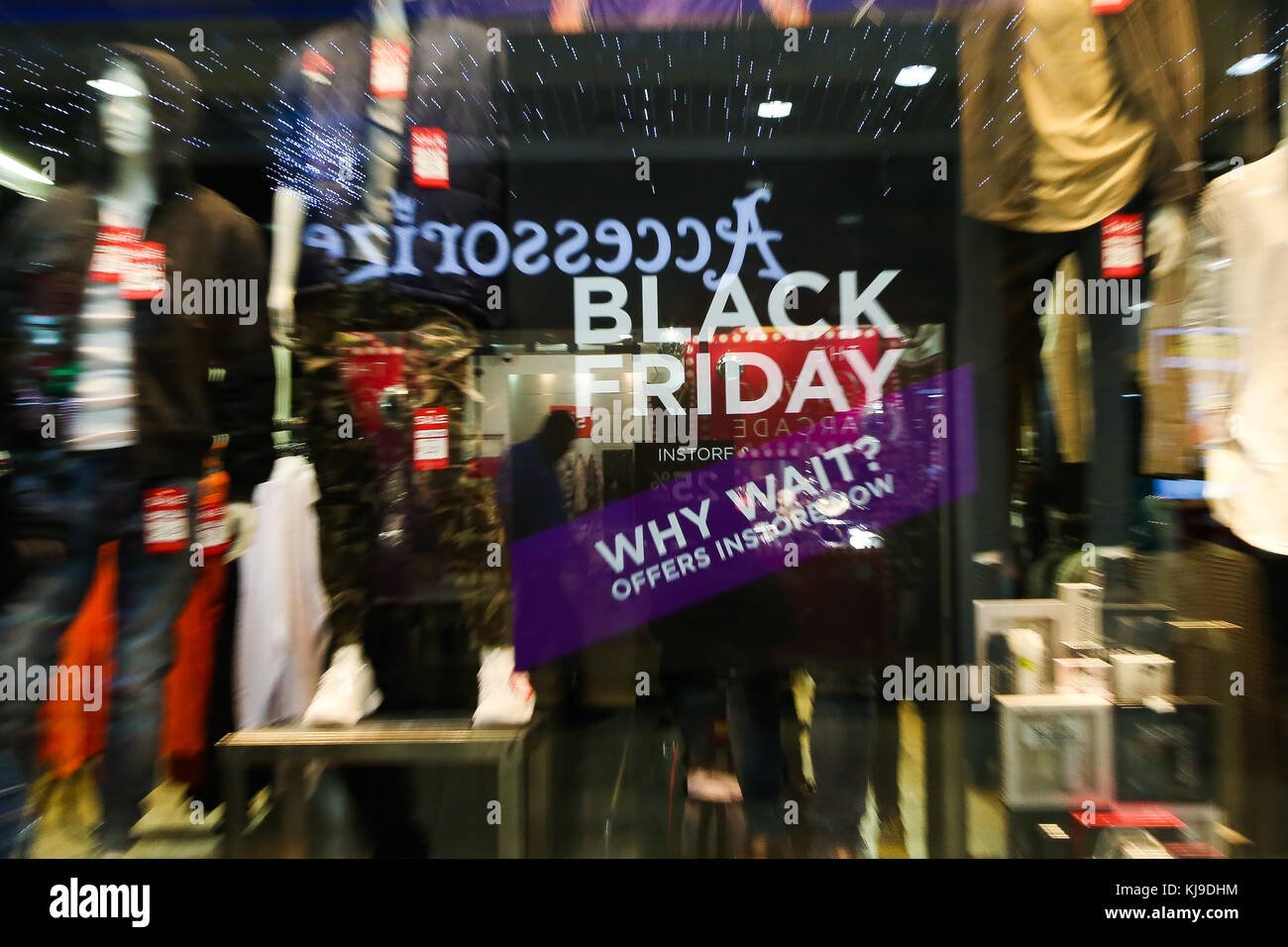 Wood Green. London, UK. 23rd Nov, 2017. High street stores in Wood