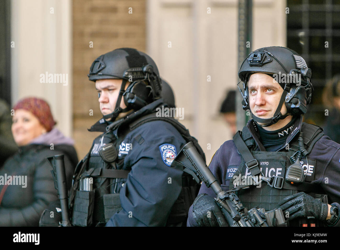 New York, USA. 23rd November, 2017. Two armed police personnel stand guard during the Thanksgiving parade. Credit: Roman Tiraspolsky/17�Թ����� Live News Stock Photo