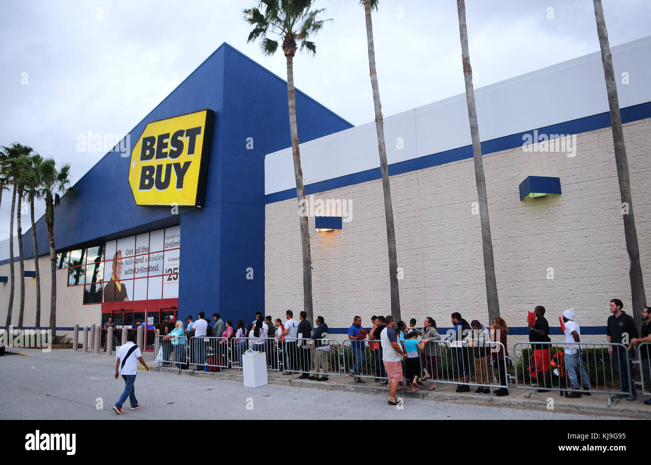 Orlando, USA. 23rd Nov, 2017. Shoppers wait in line to enter a Best Buy