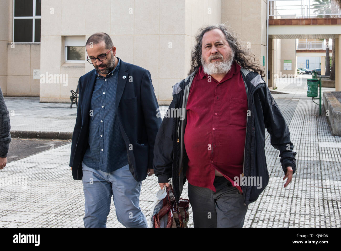 Cáceres, Spain. 24th Nov, 2017.  The father of GNU and the Free Software Richard Stallman and the  Cáceres School of Technology arriving to the conference. Credit: Esteban Martinena Guerrero/Alamy Live News Stock Photo