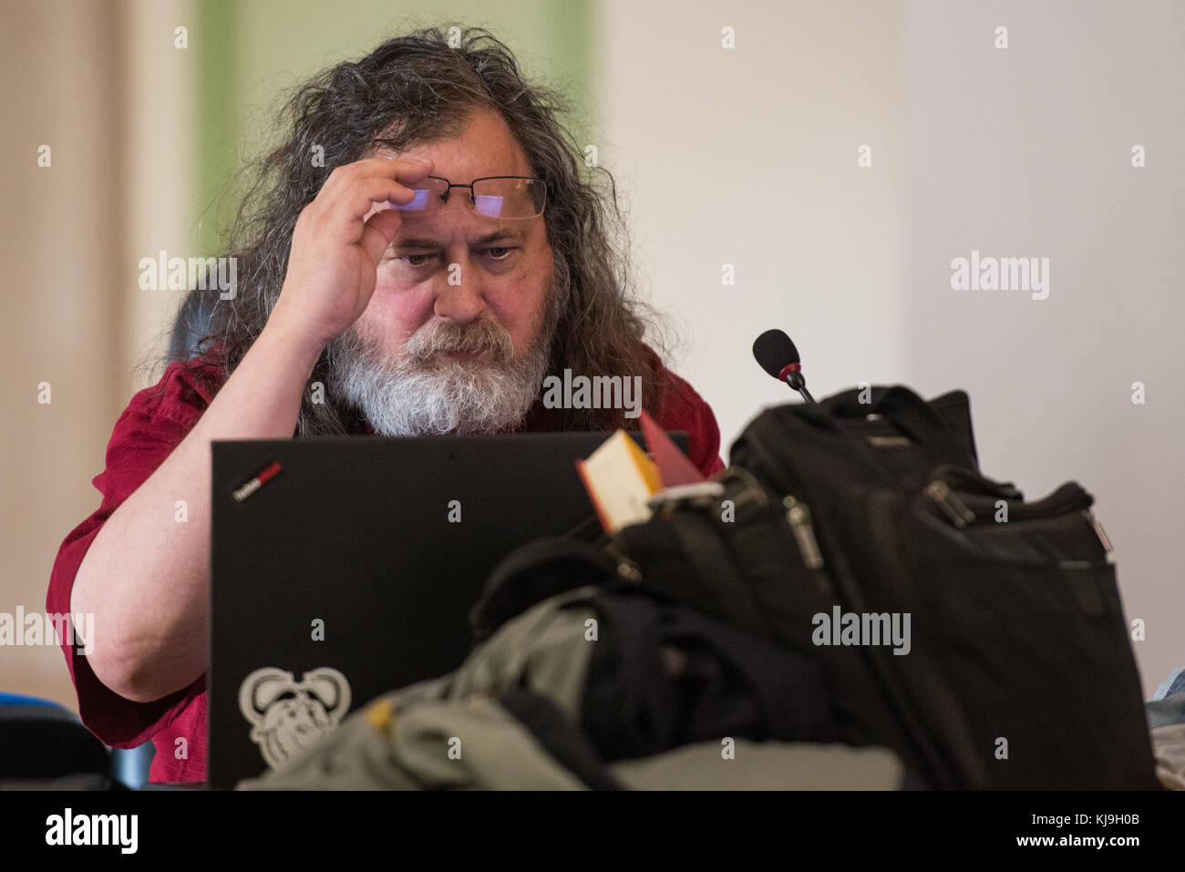 Cáceres, Spain. 24th Nov, 2017. The father of GNU and the Free Software Richard Stallman in a conference at the Cáceres School of Technology, Universidad de Extremadura. Credit: Esteban Martinena Guerrero/Alamy Live News Stock Photo