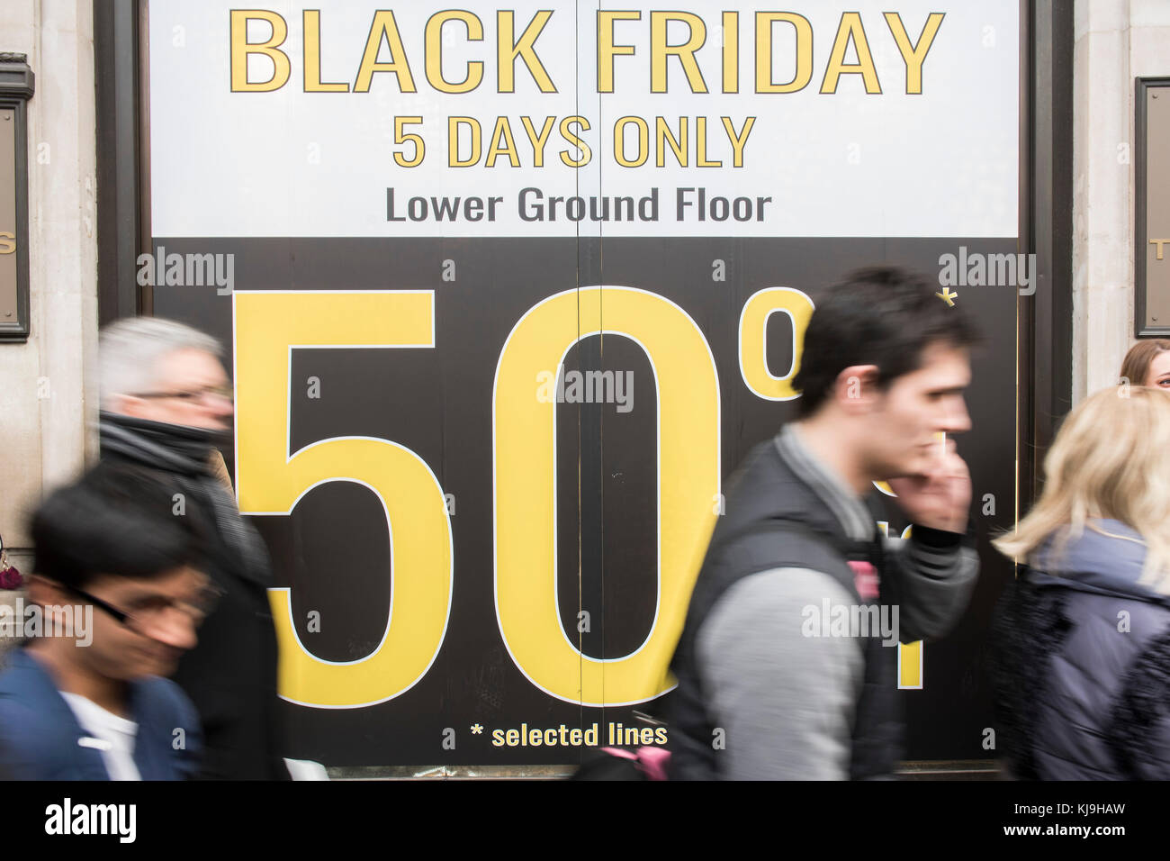 London, UK. 24th November, 2017. Tezenis - Black friday offers from retailers on Oxford street. London 24 Nov 2017 Credit: Guy Bell/Alamy Live News Stock Photo