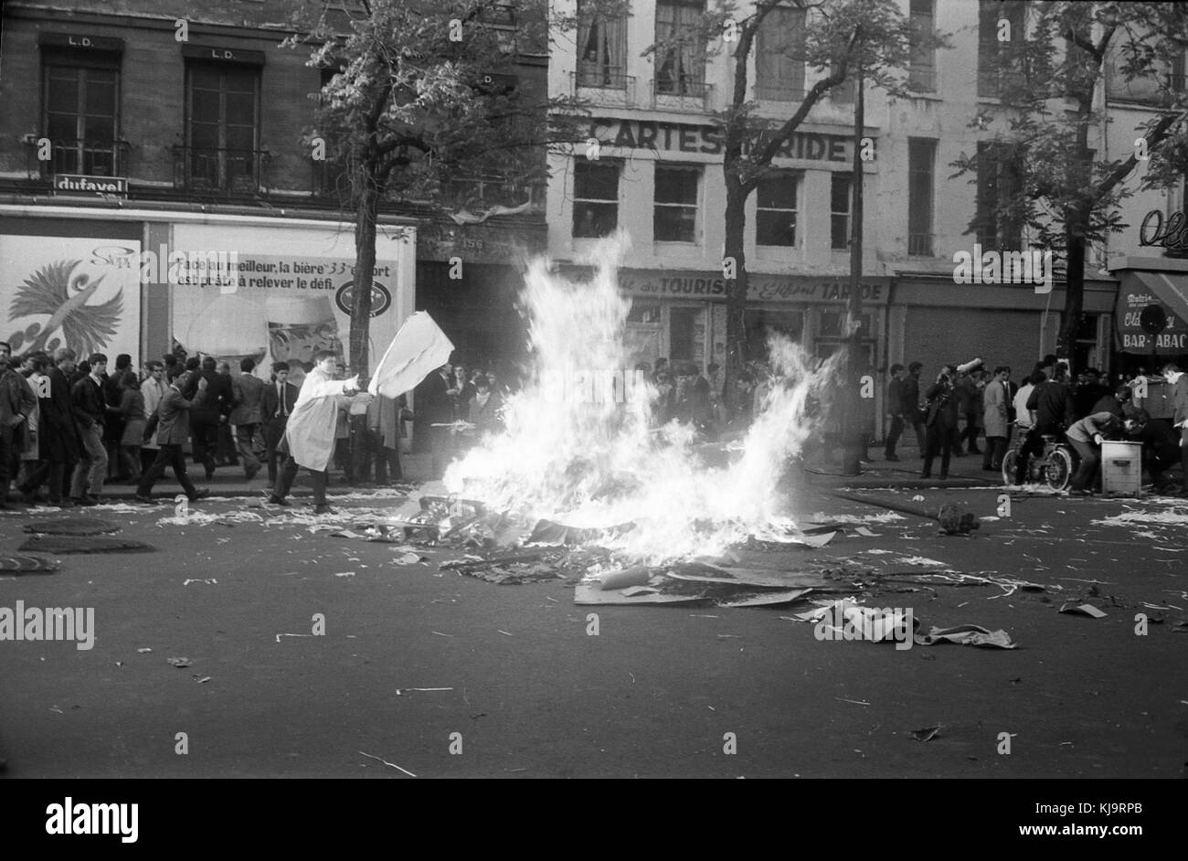 Philippe Gras / Le Pictorium -  May 1968 -  1968  -  France / Ile-de-France (region) / Paris  -  Fire fueled by a demonstrator Stock Photo