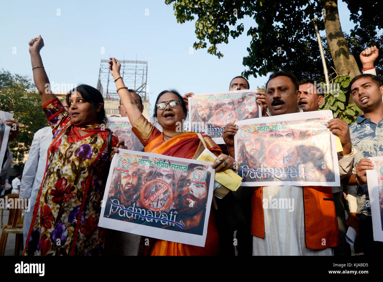 Kolkata, India. 22nd Nov, 2017. Bharat Kshatriya Samaj activist holds