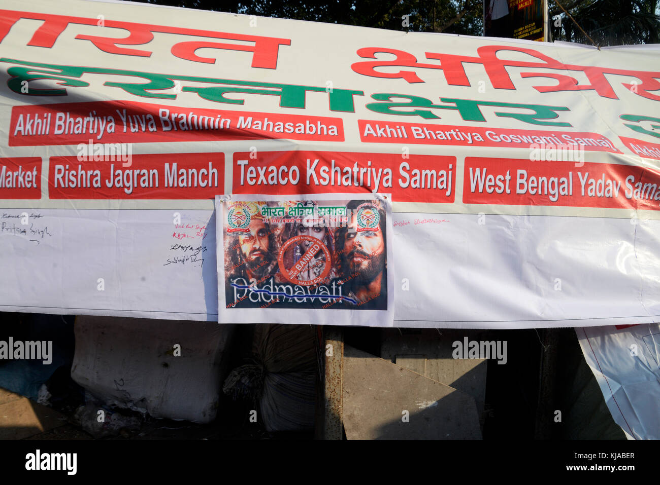 Kolkata, India. 22nd Nov, 2017. Activist of Bharat Kshatriya Samaj protest against Sanjay Leela Bansali upcoming Hindi film Padmavati and demanding to ban it on November 22, 2017 in Kolkata. Credit: Saikat Paul/Pacific Press/Alamy Live News Stock Photo