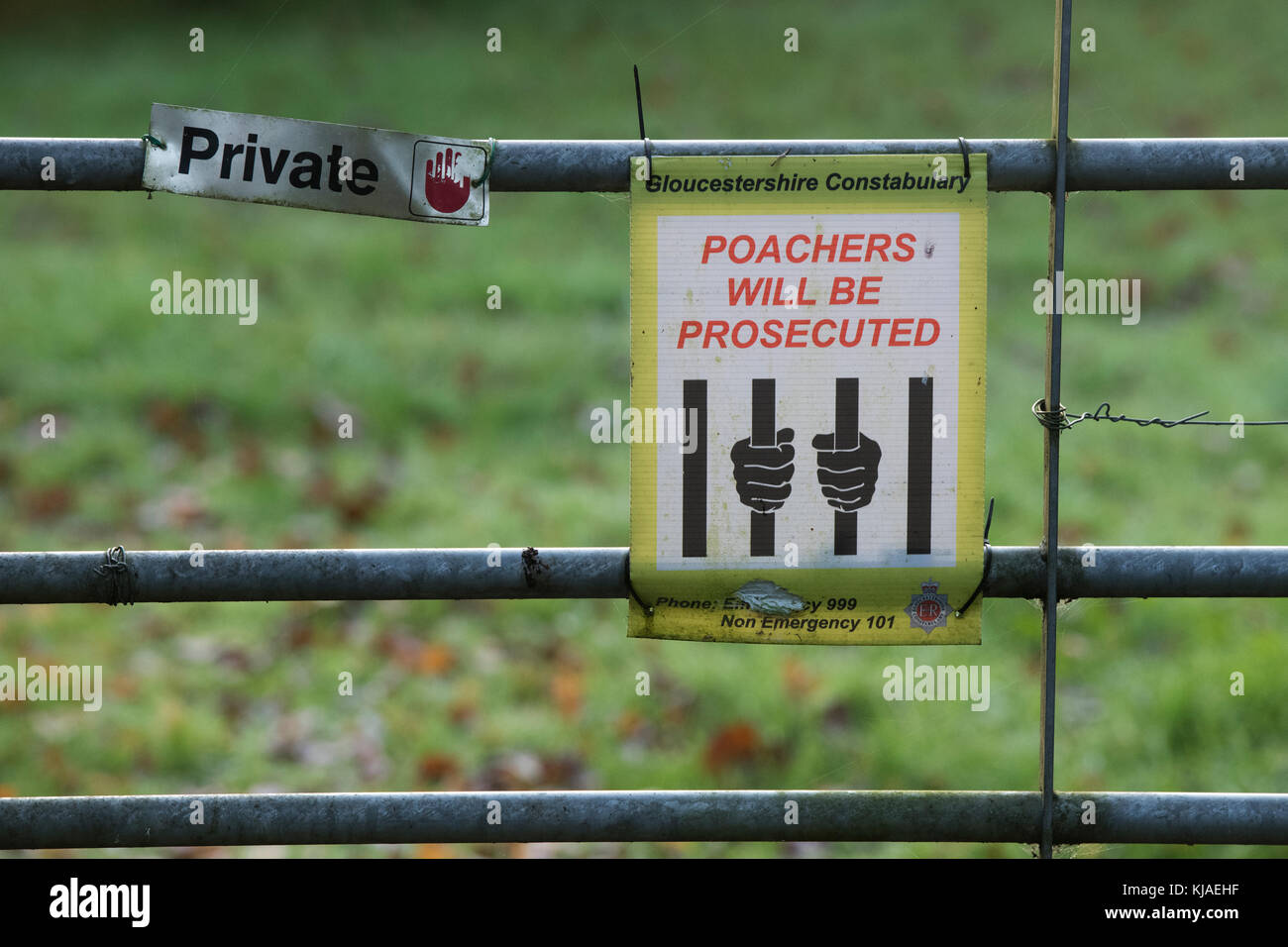 Private and Poachers will be prosecuted signs on a gate in the cotswold countryside. Cotswolds, Gloucestershire, England Stock Photo