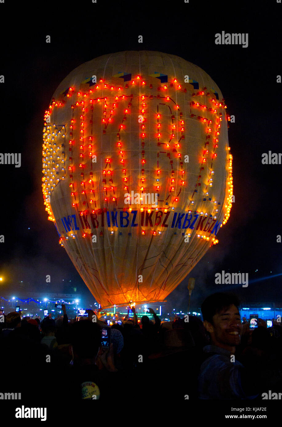 A balloon teams prepare a balloon during the annual Taunggyi Fire Balloon  festival in Taunggyi, Myanmar. Hundreds of teams from Taunggyi and  surroundi Stock Photo - Alamy