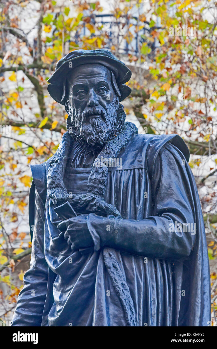 london-city-of-westminster-the-statue-of-william-tyndale-in-victoria